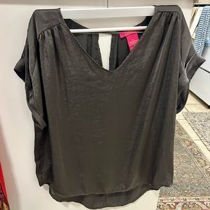 3 for $20 Beautiful silky v neck, loose fit, XL, keyhole back detail